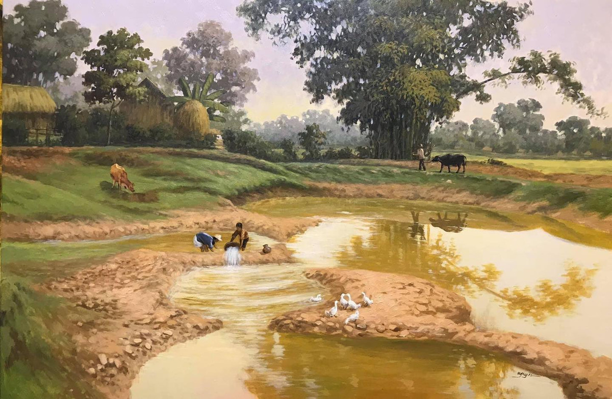 Khung cảnh yên bình của làng quê với lũy tre xanh xa xa.