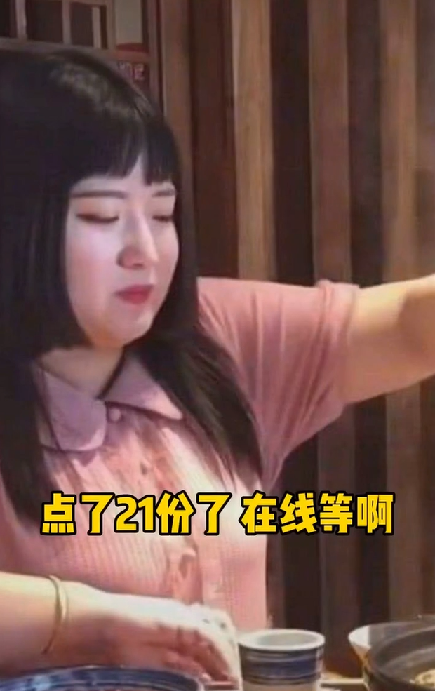 Hí hửng bao nhiêu thì buổi hẹn lại khiến Tiểu Chất hụt hẫng bấy nhiêu. Nhan sắc thật của bạn gái hẹn hò qua mạng khiến anh mắt chữ A miệng chứ O, chỉ muốn khóc thét.