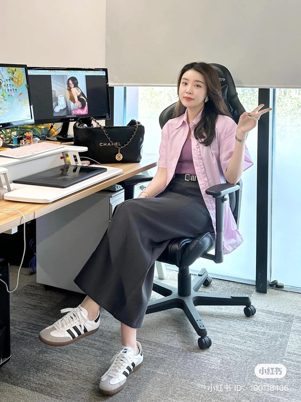 Vẫn là chân váy dài nhưng trông năng động hơn khi phối cùng sơ mi sáng màu.