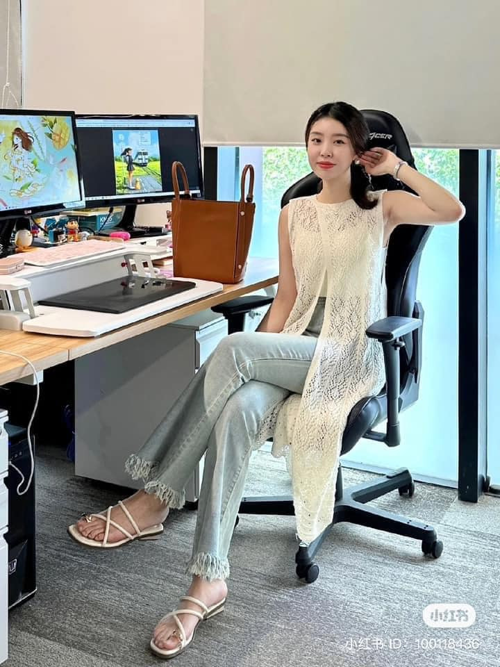 Năm nay, kiểu mặc áo váy với quần jean đang được chị em rất ưa chuộng.