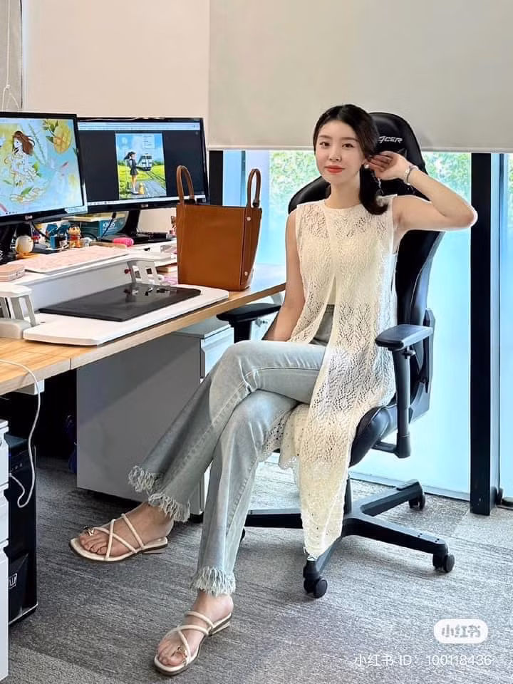 Năm nay, kiểu mặc áo váy với quần jean đang được chị em rất ưa chuộng.