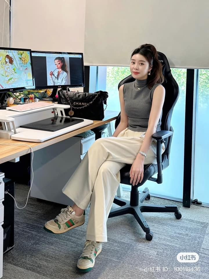 Với mỗi outfit khác nhau, chị em cũng thay đổi giày phối cùng để có tổng thể hài hòa nhất.