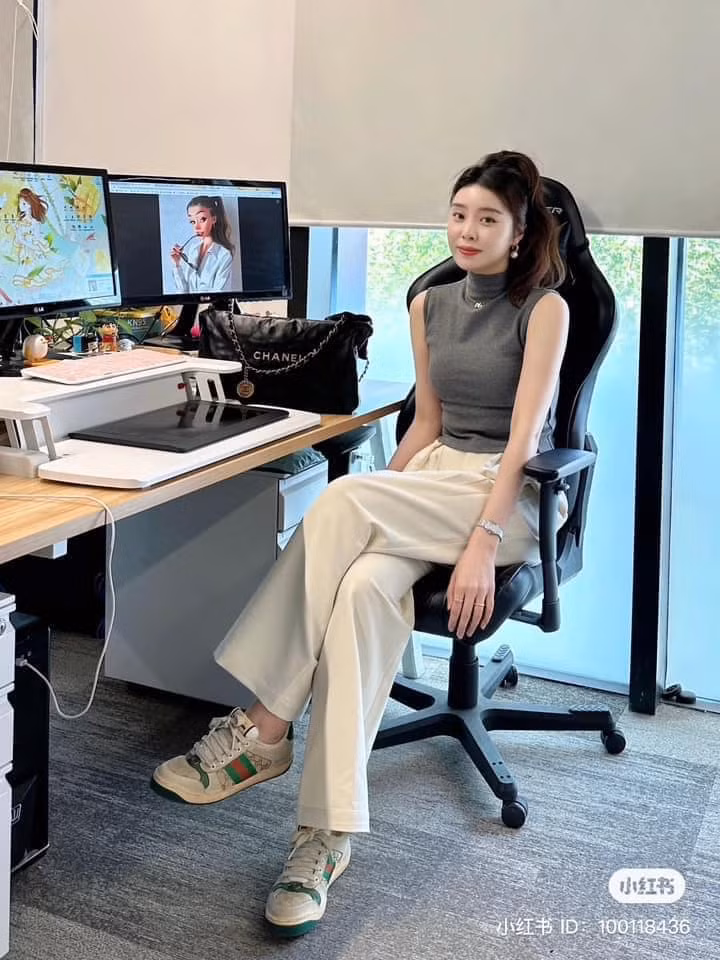 Với mỗi outfit khác nhau, chị em cũng thay đổi giày phối cùng để có tổng thể hài hòa nhất.