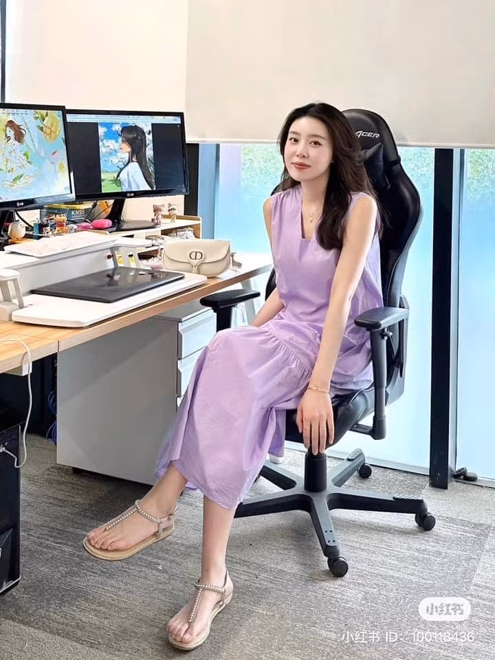 Ngày cuối tuần thật tiểu thư với chiếc váy màu tím pastel nhẹ nhàng, cùng đôi sandal đính ngọc điệu đà.