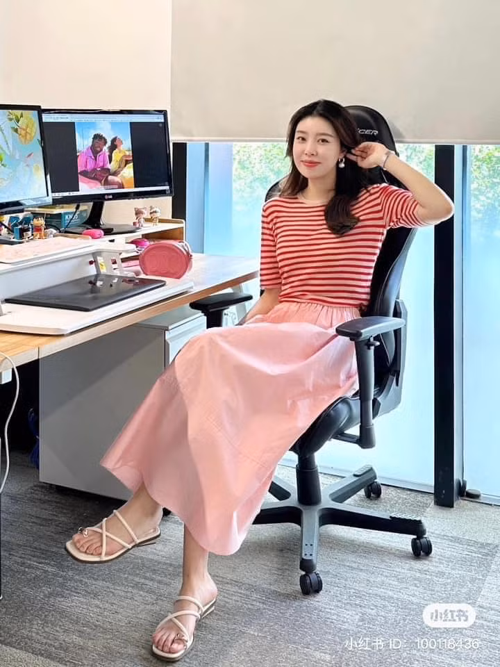 Mặc thế này thì tan làm đi chơi cùng bạn bè được luôn.