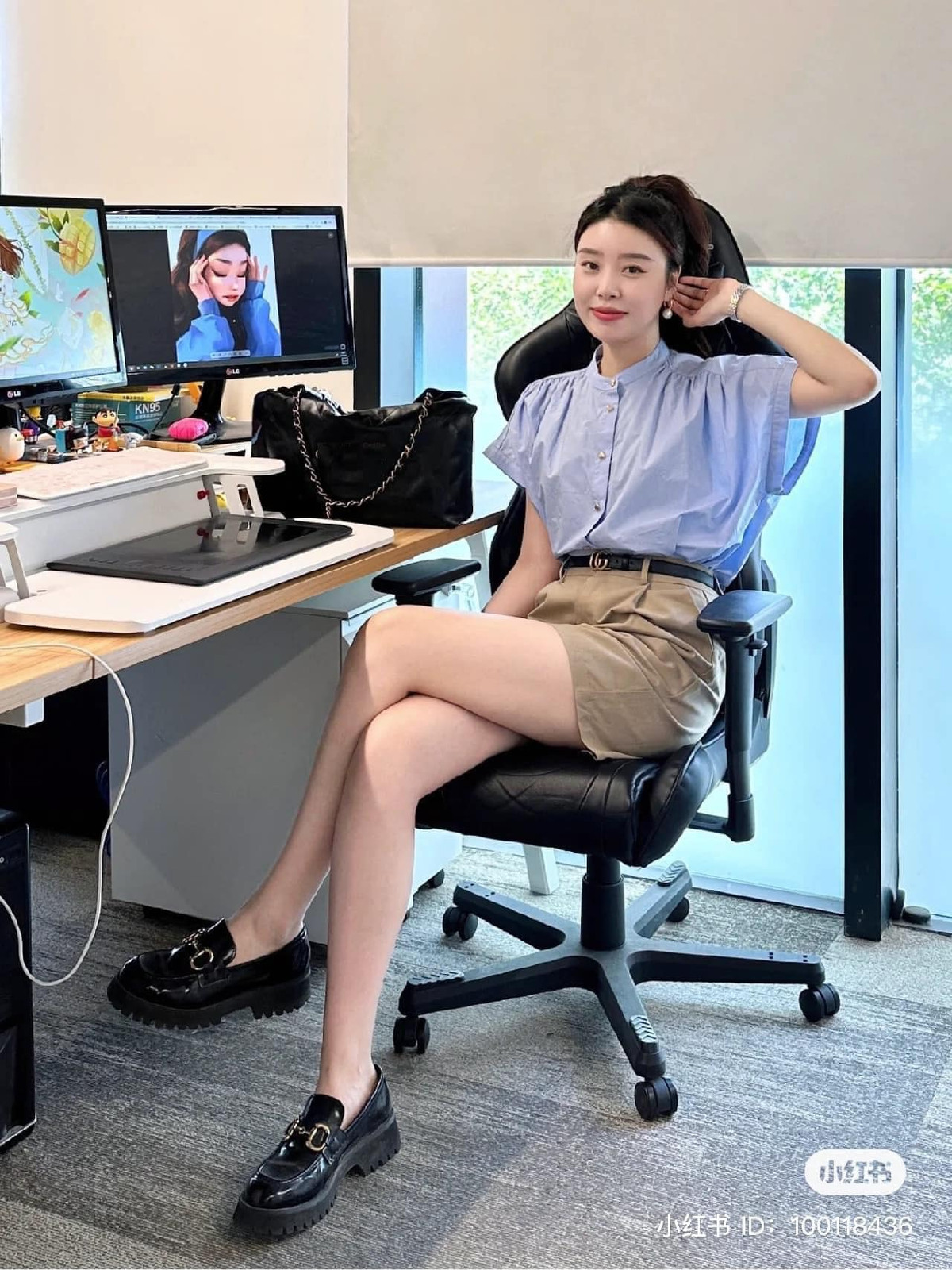 Với những môi trường công sở thoái mái, chị em cũng có thể diện quần short cùng áo sơ mi.