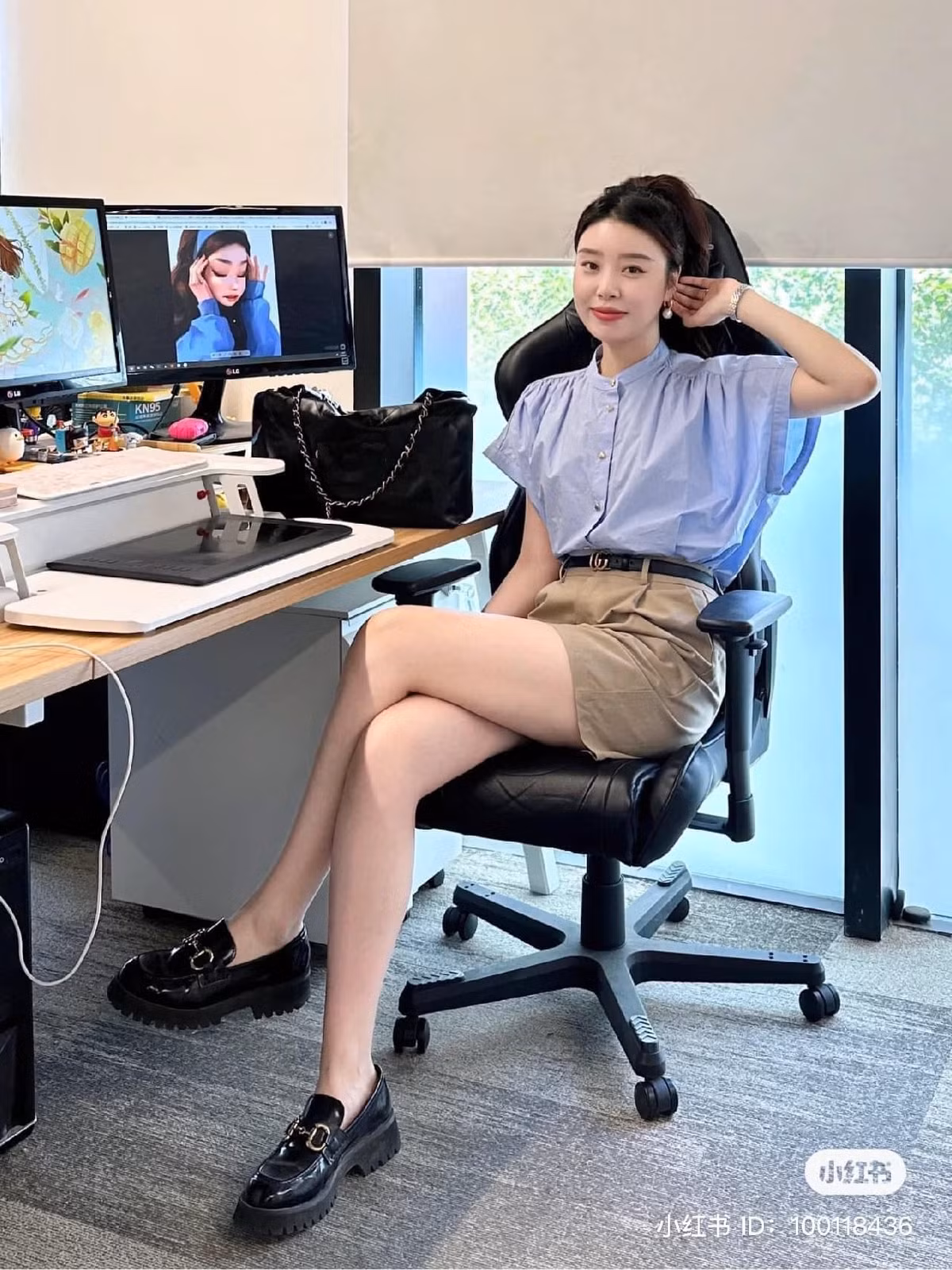 Với những môi trường công sở thoái mái, chị em cũng có thể diện quần short cùng áo sơ mi.