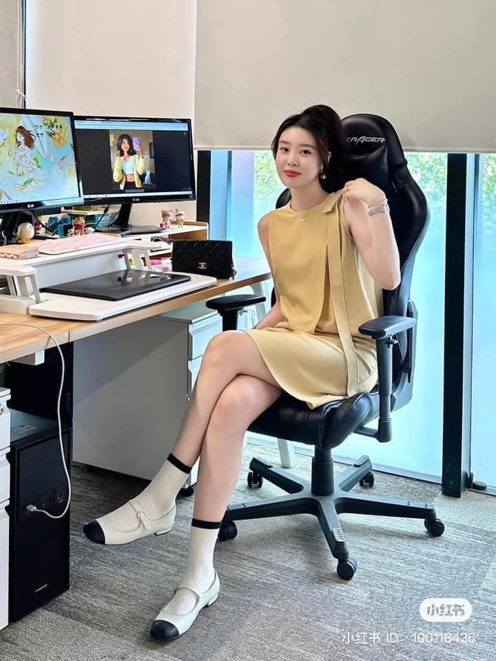 Thứ 3 trẻ trung với chiếc váy vàng và kiểu tóc búi cao.