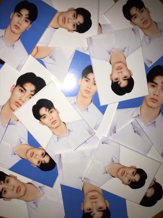 Tiếp nối trào lưu khoe ảnh thẻ chưa bao giờ hết hot thì mới đây, một chàng trai đã mạnh dạn khoe những bức ảnh của mình làm "đốn tim" nhiều bạn nữ.