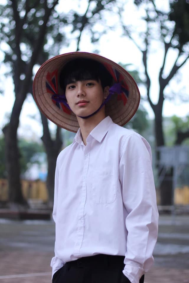 Sau khi những bức ảnh thẻ của cậu bạn được đăng tải trên các diễn đàn, dân mạng nhanh chóng truy lùng thông tin cũng như theo dõi trang cá nhân của chàng sinh viên Hà thành.