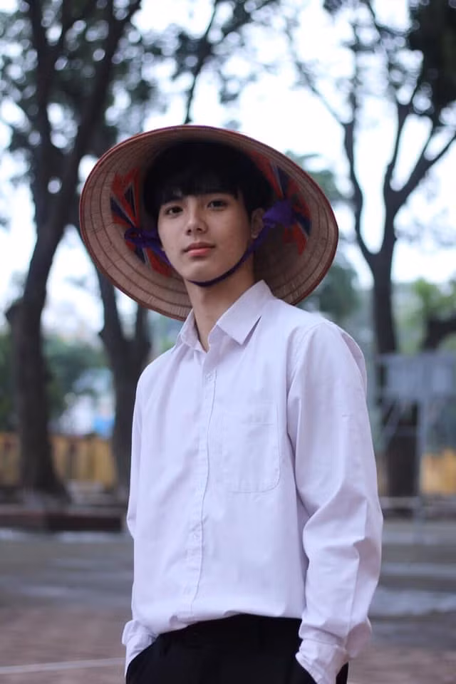 Sau khi những bức ảnh thẻ của cậu bạn được đăng tải trên các diễn đàn, dân mạng nhanh chóng truy lùng thông tin cũng như theo dõi trang cá nhân của chàng sinh viên Hà thành.