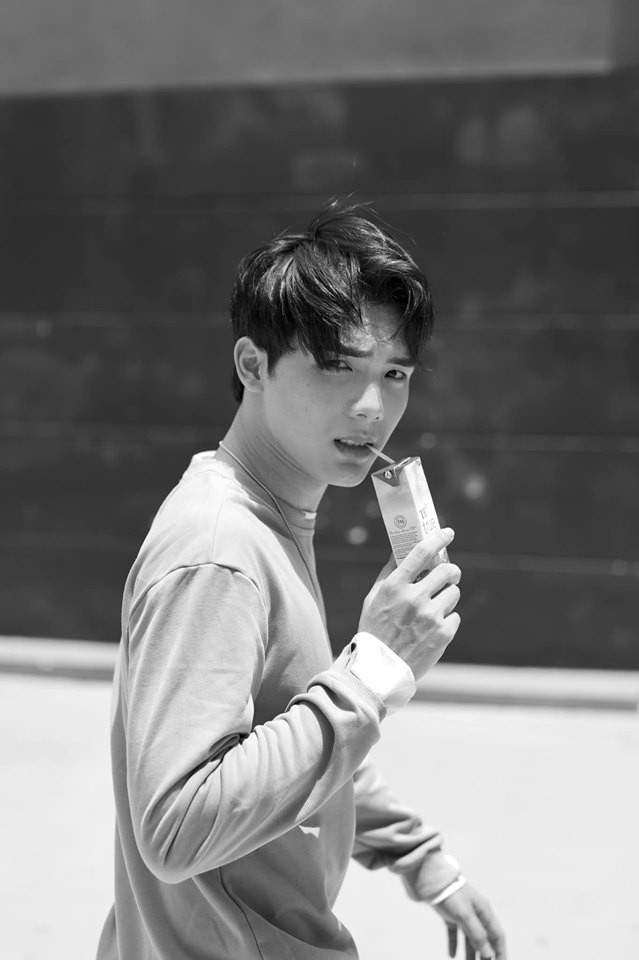 Ban đầu, nam thần ảnh thẻ này chỉ làm việc để thỏa mãn sở thích, nhưng càng ngày, Sơn càng chứng tỏ sự chuyên nghiệp của mình trong công việc.