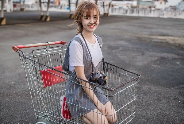 Thế nhưng, chính những khó khăn lại trở thành thuận lợi, cô nàng là "bông hồng hiếm", "hoa nở trái mùa" nên được các bạn trong khoa rất yêu mến và nhiệt tình giúp đỡ.