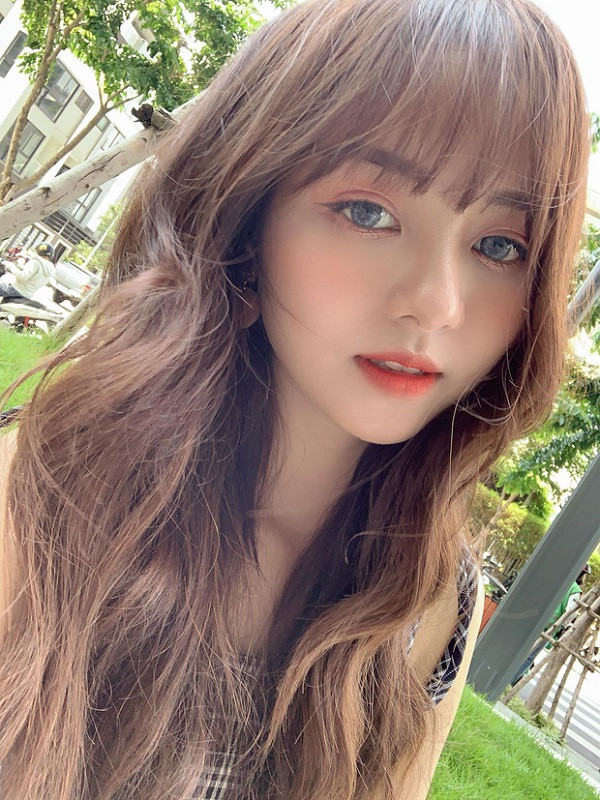 Hồng Hạnh bật mí rằng nếu cô chăm chỉ nhận chụp hình, làm mẫu, KOL trên mạng xã hội thì mỗi tháng có thể kiếm được từ 20 - 50 triệu đồng, một con số không hề nhỏ với lứa tuổi này.