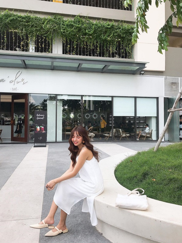 Hồng Hạnh được nhiều người biết đến nhờ một tấm hình mặc đồng phục vào năm 2017, kể từ đó, cuộc sống của cô thay đổi rất nhiều, mở ra những cơ hội và thử thách mới.