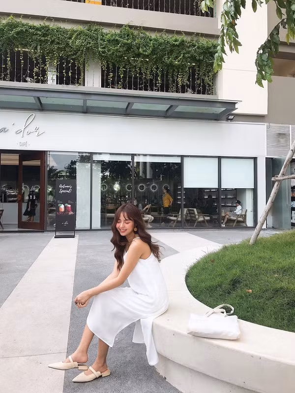 Hồng Hạnh được nhiều người biết đến nhờ một tấm hình mặc đồng phục vào năm 2017, kể từ đó, cuộc sống của cô thay đổi rất nhiều, mở ra những cơ hội và thử thách mới.