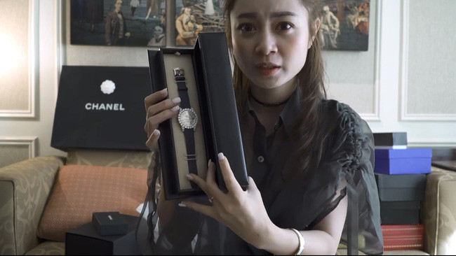 Cẩm Tú cũng từng gây sốc khi mạnh tay chi 2,3 tỷ đồng cho một lần shopping. Chiếc đồng hồ hiệu Chopard với giá 1 tỷ 780 triệu đồng được cô và mẹ nhanh chóng xuống tiền mà không một phút do dự.