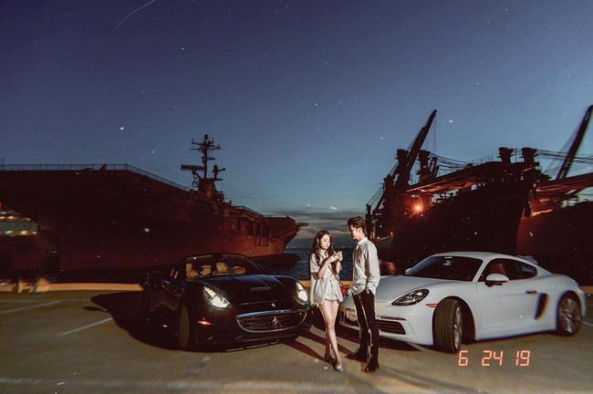 Trước đó, nàng rich kid và Anh Quang cũng gây choáng khi đi mua siêu xe siêu xe Porsche mà cứ như đi chợ.