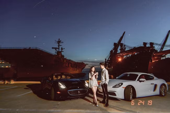 Trước đó, nàng rich kid và Anh Quang cũng gây choáng khi đi mua siêu xe siêu xe Porsche mà cứ như đi chợ.