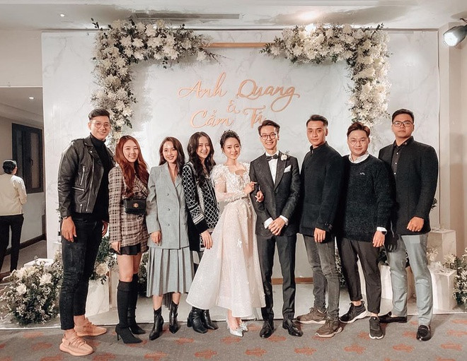 Mới đây, rich kid Nguyễn Cẩm Tú bất ngờ chia sẻ hình ảnh kết hôn trên trang cá nhân. Đám cưới diễn ra vào ngày 21/12 vừa qua tại Hà Nội.