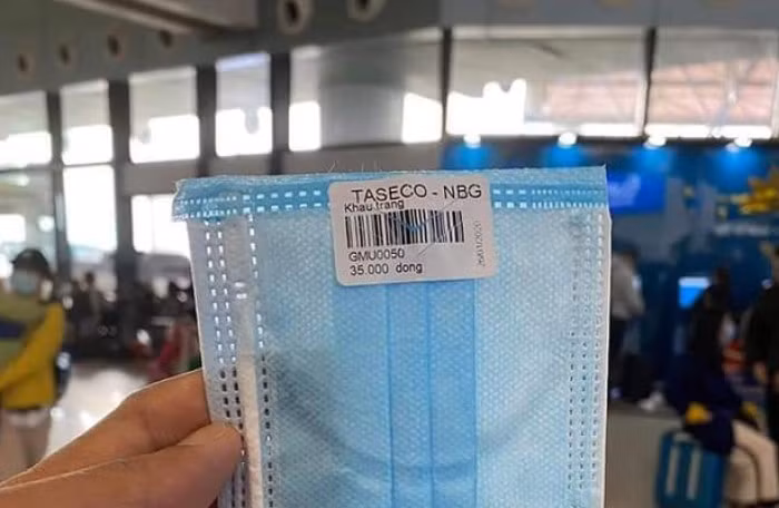 Giá của mỗi chiếc khẩu trang trong mùa dịch nếu mua ở sân bay là 35.000 đồng chứ đâu có ít ỏi gì.