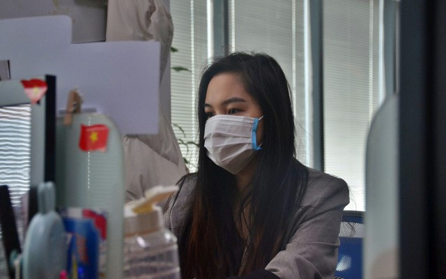 Ai cũng được mừng tuổi khẩu trang nên ngay cả khi ngồi làm việc, xuất hiện nơi đông người hay tham gia các hoạt động tập thể đều đeo khẩu trang. Đúng là phòng bệnh hơn chữa bệnh.