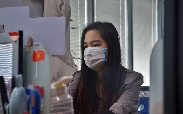 Ai cũng được mừng tuổi khẩu trang nên ngay cả khi ngồi làm việc, xuất hiện nơi đông người hay tham gia các hoạt động tập thể đều đeo khẩu trang. Đúng là phòng bệnh hơn chữa bệnh.