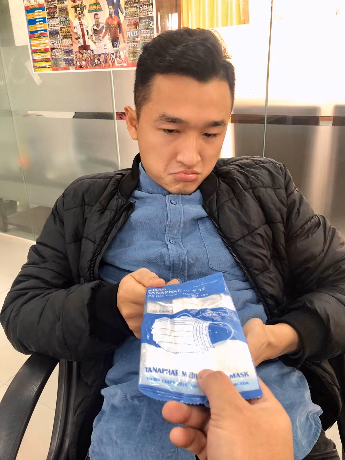 Dù không mấy vui vẻ khi được lì xì khẩu trang nhân dịp đầu xuân năm mới nhưng nghĩ đến virus corona lại sợ mà miễn cưỡng nhận cho người tặng vui. Ảnh: Nam Nguyễn.