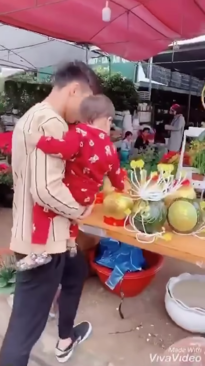 Quế Ngọc Hải xứng danh "Ông bố quốc dân" bởi sự chăm chỉ khoe hình con gái. Mới đây, đội trưởng đội tuyển Việt Nam bế con đi chợ hoa, sắm Tết.