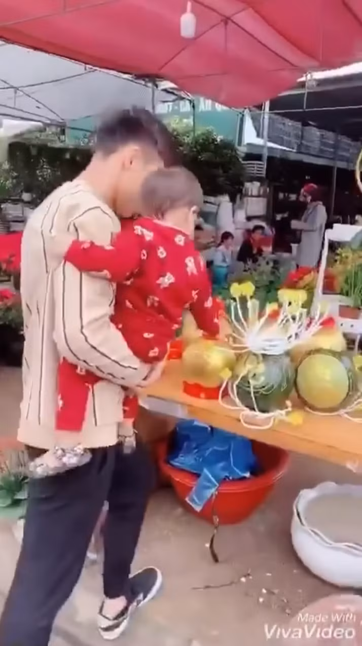 Quế Ngọc Hải xứng danh "Ông bố quốc dân" bởi sự chăm chỉ khoe hình con gái. Mới đây, đội trưởng đội tuyển Việt Nam bế con đi chợ hoa, sắm Tết.