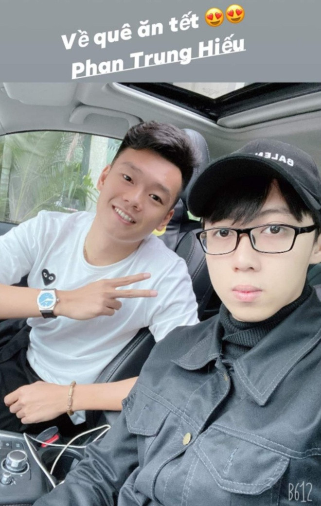 Thành Chung khoe ảnh về quê Tuyên Quang ăn Tết vào ngày 25 tháng Chạp. Cầu thủ U23 Việt Nam tự lái xe về với gia đình.