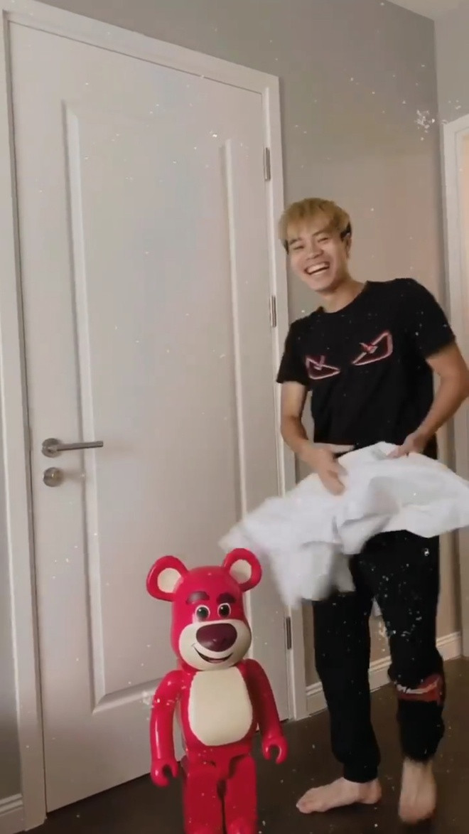 Văn Toản xứng danh đứng đầu danh sách Rich Kid của làng bóng Việt vì độ chịu chơi. Anh chàng mới sắm đồ chơi Bearbrick đắt đỏ khiến ai cũng phải trầm trồ.