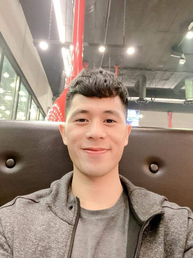 Vừa về tới Việt Nam, Đình Trọng đã vội vã cắt tóc để chào đón năm mới. Vì về nước khá muộn nên anh không kịp hội quân cùng CLB Hà Nội tại Malaysia mà được nghỉ Tết sớm hơn.