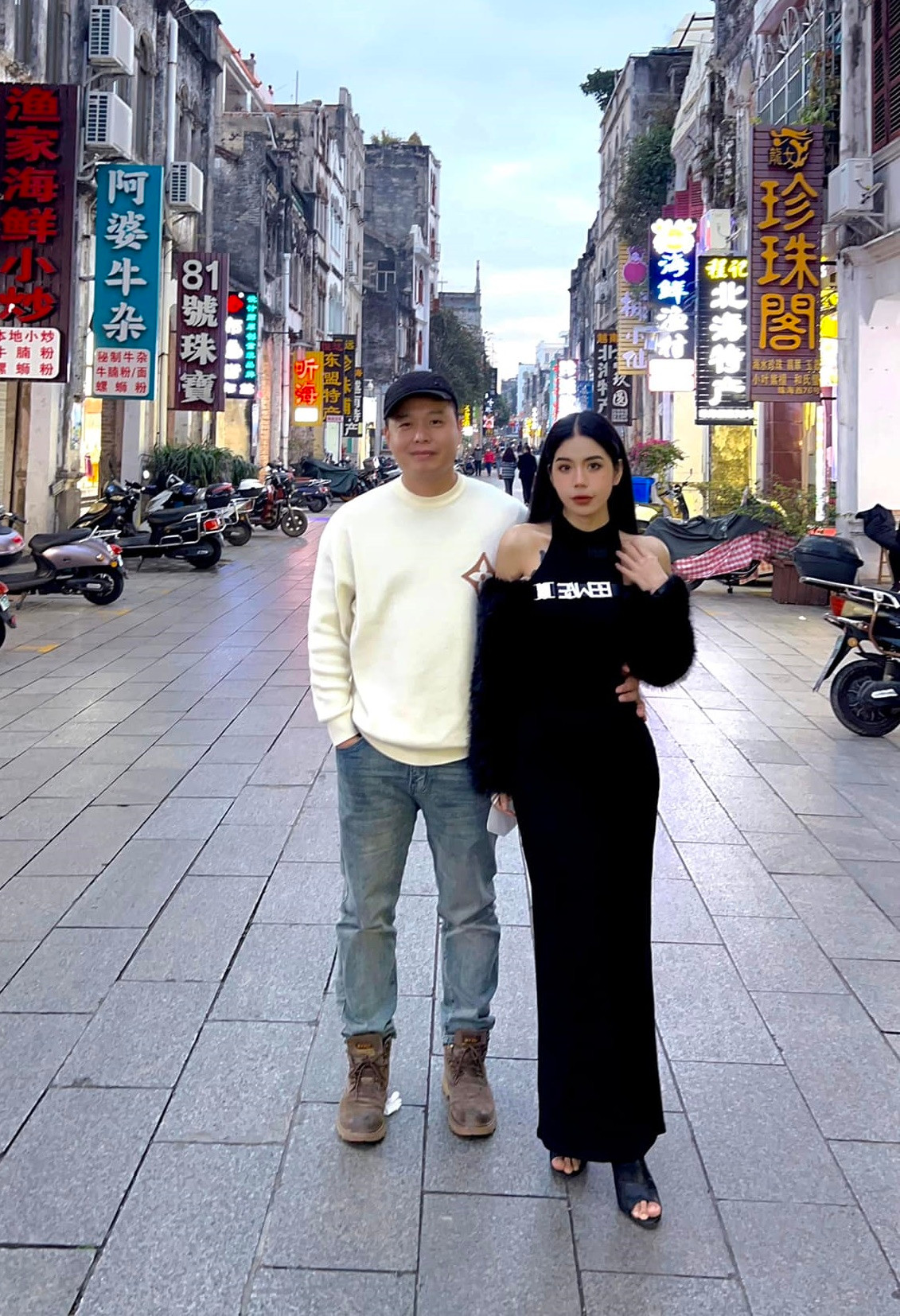 Hằng Du Mục (Nguyễn Thị Thái Hằng, sinh năm 1995), cô sở hữu kênh TikTok với 2,7M người theo dõi, nổi tiếng với những video chăm sóc gia đình, trải nghiệm cuộc sống du mục tại Trung Quốc.