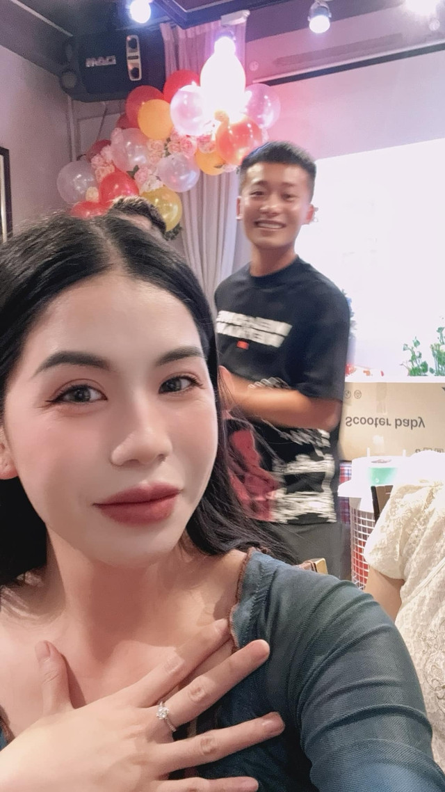 Chồng Hằng Du Mục cảm thấy không hài lòng với sự thân thiết của vợ mà một số đối tác làm việc. Thậm chí, anh còn tuyên bố đòi ly hôn nếu vợ cứ tiếp tục bỏ bê gia đình lao vào công việc.