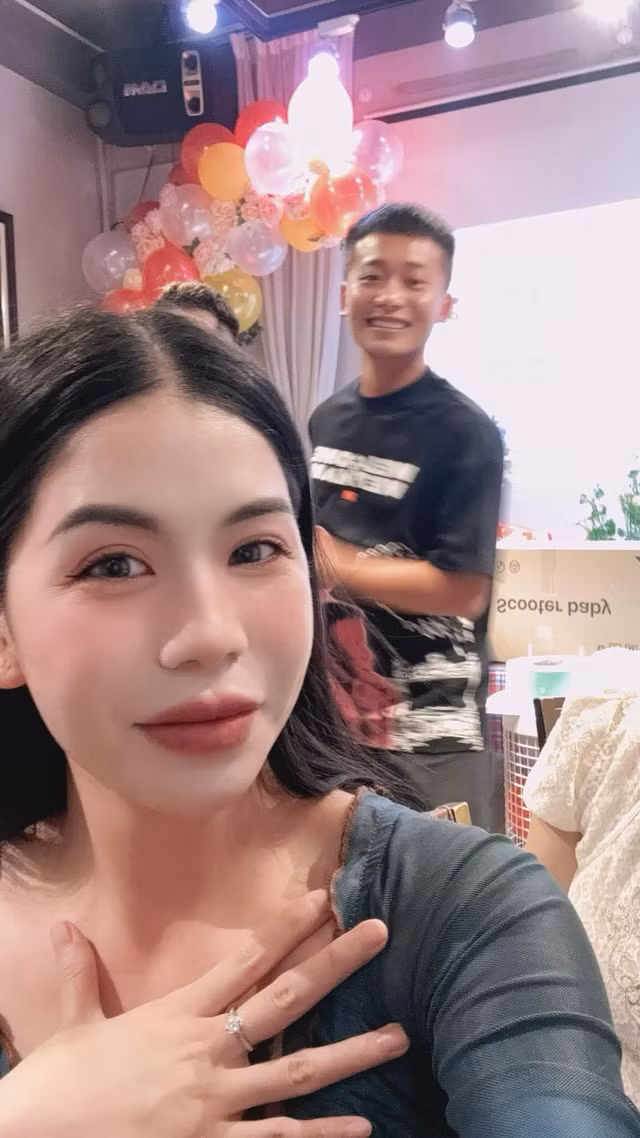 Chồng Hằng Du Mục cảm thấy không hài lòng với sự thân thiết của vợ mà một số đối tác làm việc. Thậm chí, anh còn tuyên bố đòi ly hôn nếu vợ cứ tiếp tục bỏ bê gia đình lao vào công việc.