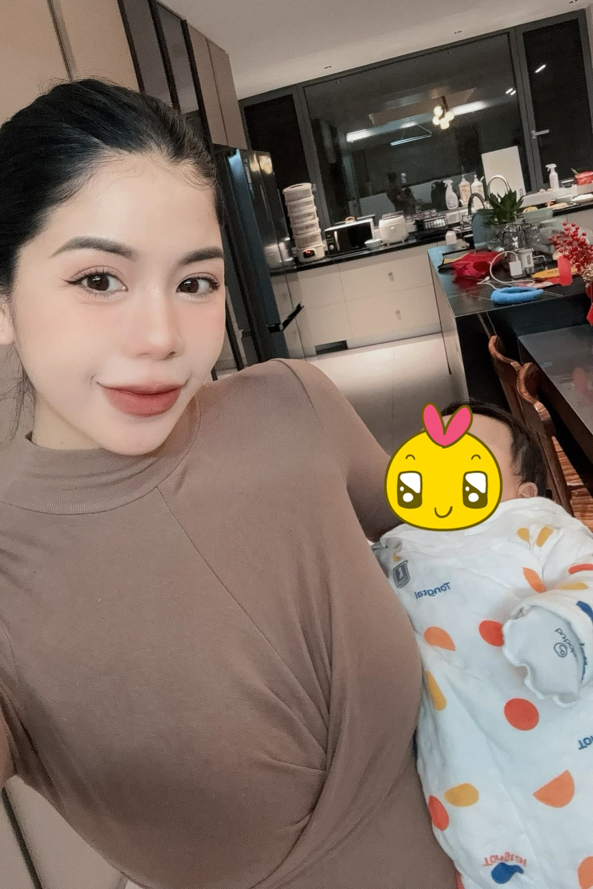 Netizen cho rằng vì ở nhà thời gian dài chăm con do Hằng Du Mục quay lại với công việc livestream, Tôn Bằng có tính ghen (điều này Hằng Du Mục có nhắc đến) nên mới có những chia sẻ như vậy.