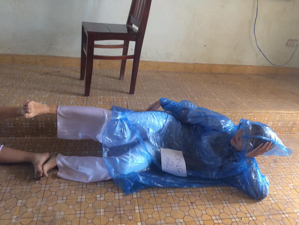 Dòng sông được minh hoạ bằng 1 bạn nữ mặc chiếc áo mưa có màu xanh của nước.