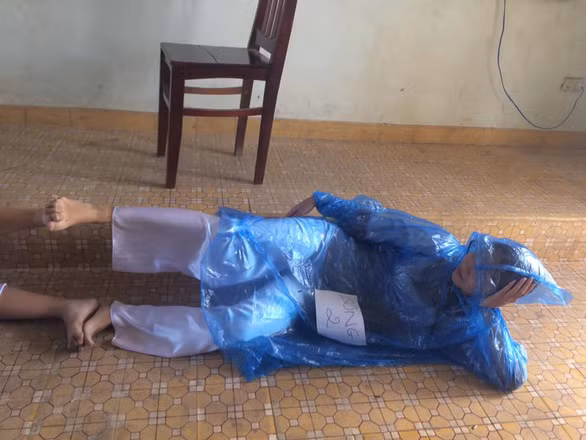 Dòng sông được minh hoạ bằng 1 bạn nữ mặc chiếc áo mưa có màu xanh của nước.