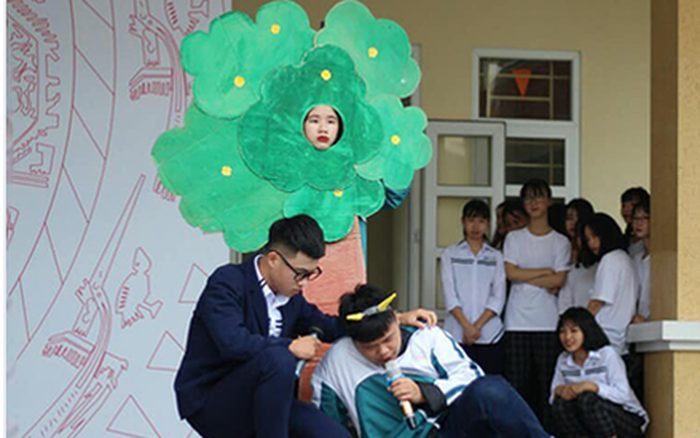 "Cái cây" có khuôn mặt và biểu cảm hết sức dễ thương.