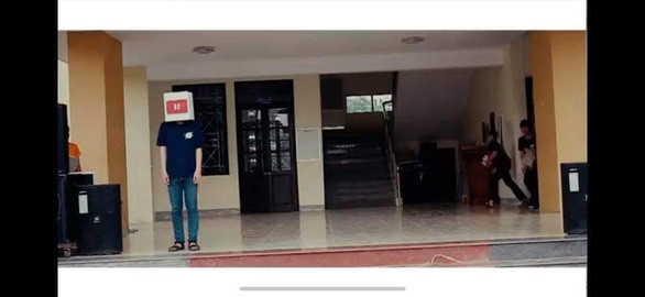 Bức ảnh bạn trẻ đóng vai nút Play trong buổi kịch với nhiệm vụ duy nhất là đeo hộp đứng yên cũng nhận được nhiều lượt like từ cư dân mạng.