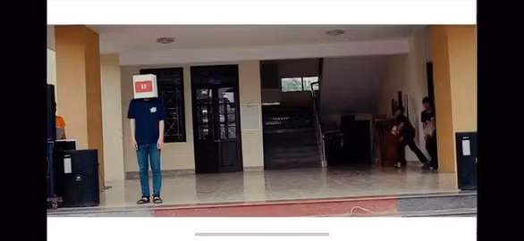 Bức ảnh bạn trẻ đóng vai nút Play trong buổi kịch với nhiệm vụ duy nhất là đeo hộp đứng yên cũng nhận được nhiều lượt like từ cư dân mạng.