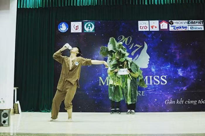 Lại 1 "bụi chuối" khác được xuất hiện đăc biệt trong vở kịch "Chí Phèo".