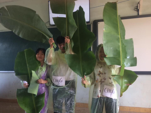 Rất nhiều vai diễn quần chúng thu hút người xem hơn diễn viên chính khiến cho CĐM thích thú. Điển hình như những bụi chuối trong vở kịch "Chí Phèo" của nhóm học sinh này.