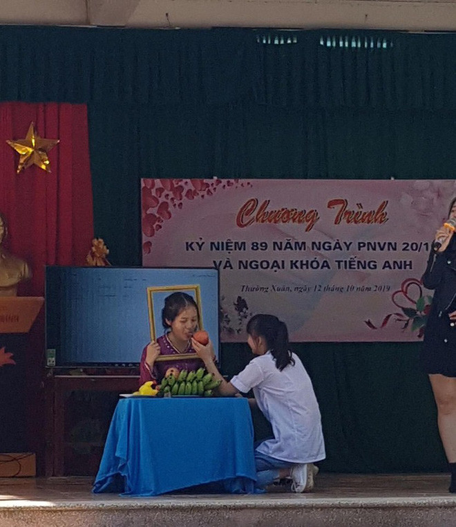 Cụ thể, theo chủ nhân của bài đăng tâm sự, đây là một vở kịch nằm trong chương trình kỷ niệm 69 năm ngày Phụ nữ Việt Nam 201/10 và ngoại khóa tiếng Anh do trường THPT Cầm Bá Thước (Thường Xuân, Thanh Hóa).