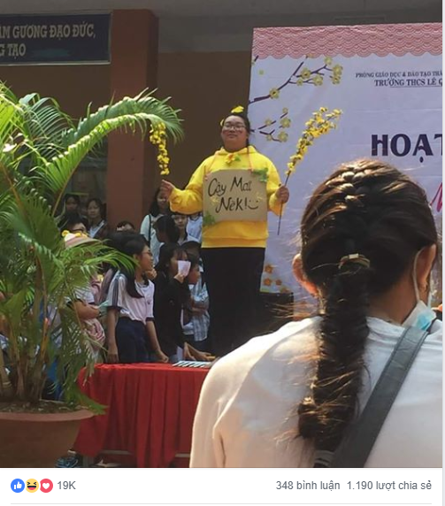 Trước đó, 1 em học sinh đóng vai cây mai và thực hiện động tác "đứng im tại chỗ" từ đầu đến cuối đã gây bão mạng xã hội. Với thân hình "hơi mũm mĩm" cùng chiếc áo vàng, 2 tay cầm 2 nhành mai giả và đặc biệt với tấm biển đeo trước ngực ghi: "CÂY MAI NÈ" đã khiến một vai diễn quần chúng nhạt nhẽo trở nên hài hước trong mắt khán giả.