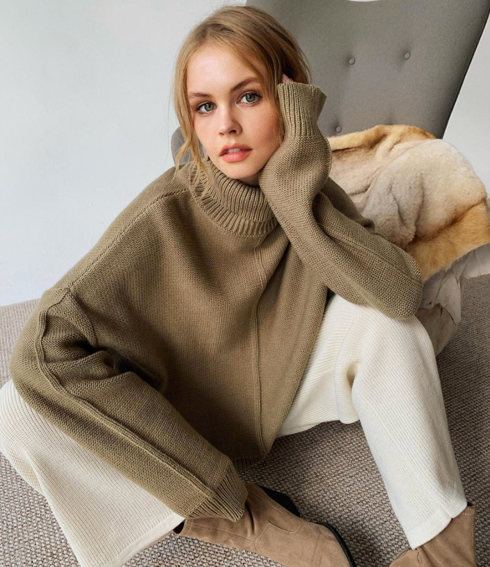 Anastasiya Scheglova (sinh năm 1995) là một trong những người mẫu nội y Nga được nhiều nhãn hàng săn đón bởi chất riêng khiến cô luôn trở nên cực kỳ đặc biệt. Xuất hiện trong bất kỳ bộ ảnh nào cô cũng tạo nên được dấu ấn không lẫn đi đâu được.