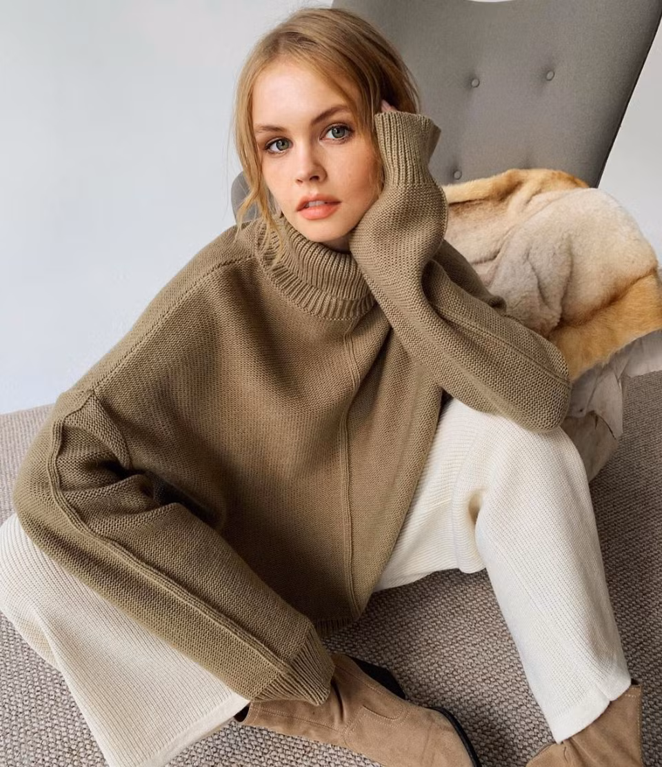 Anastasiya Scheglova (sinh năm 1995) là một trong những người mẫu nội y Nga được nhiều nhãn hàng săn đón bởi chất riêng khiến cô luôn trở nên cực kỳ đặc biệt. Xuất hiện trong bất kỳ bộ ảnh nào cô cũng tạo nên được dấu ấn không lẫn đi đâu được.