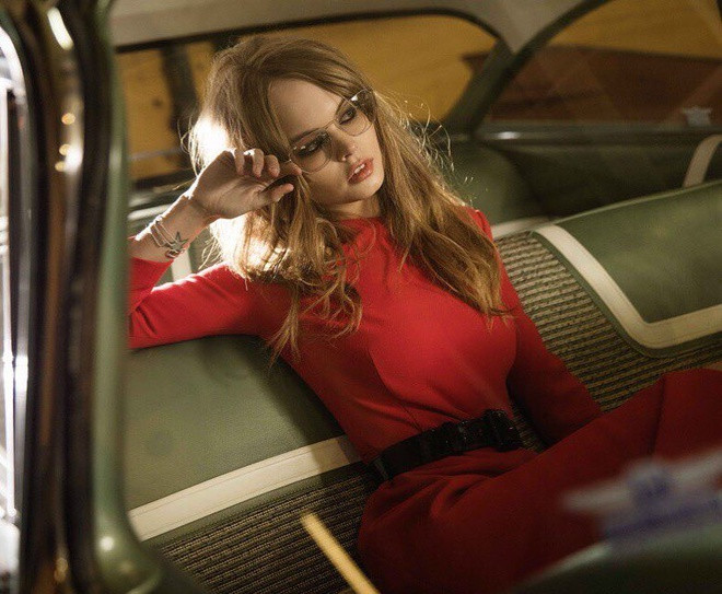 Không chỉ được rất nhiều nhãn hàng thời trang, mỹ phẩm tại Nga và Châu Âu săn đón, người mẫu sinh năm 1995 còn là gương mặt quen thuộc của các tạp chí thời trang và làm đẹp.