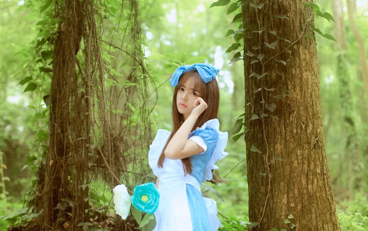 Mới đây bộ ảnh mới của cô nàng lấy cảm hứng từ câu chuyện Alice ở xứ sở thần tiên đã gây được ấn tượng mạnh, được đông đảo cư dân mạng Trung Quốc biết đến.